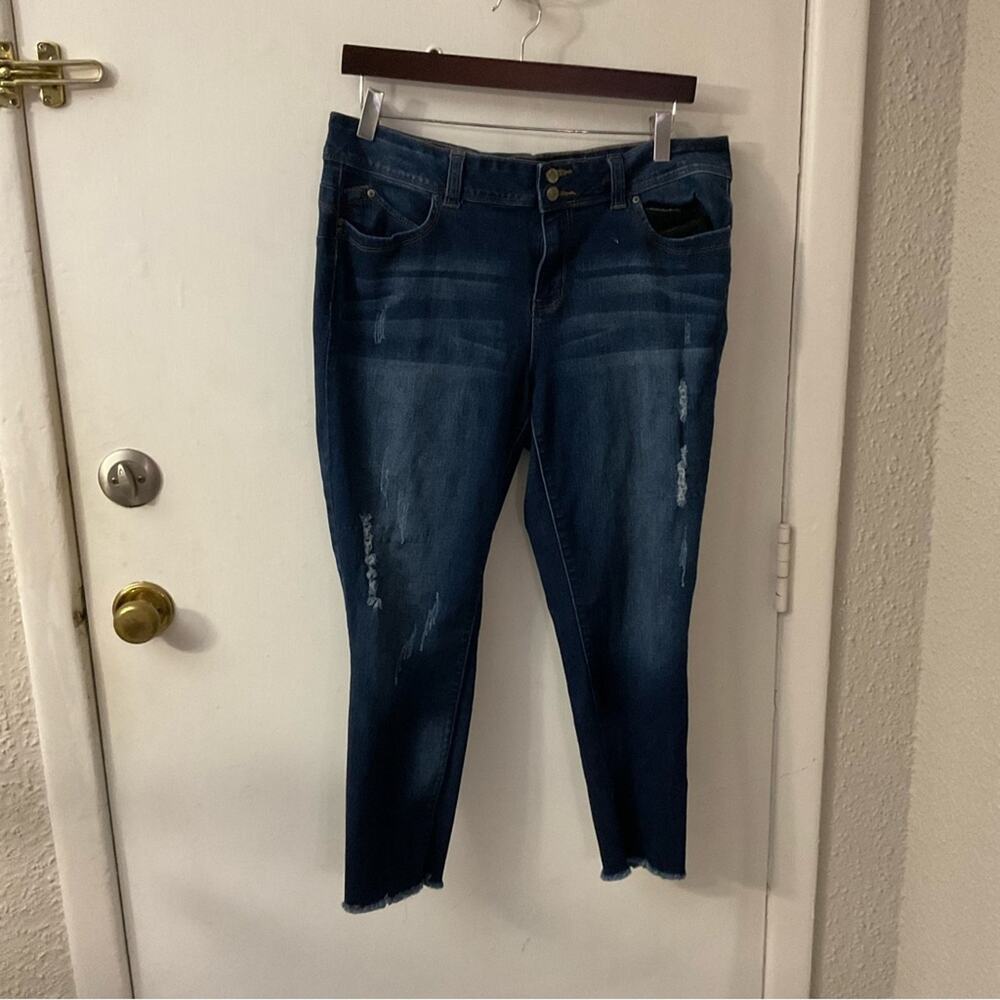 YMI WannaBettaButt Distressed Blue Jeans Juniors 15 Capri Denim Casual Boho